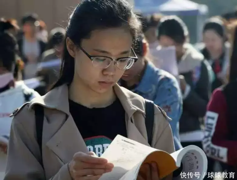 考研黑榜再添一员，学校被质疑玩的“太脱”，一志愿考生全军覆没播报文章