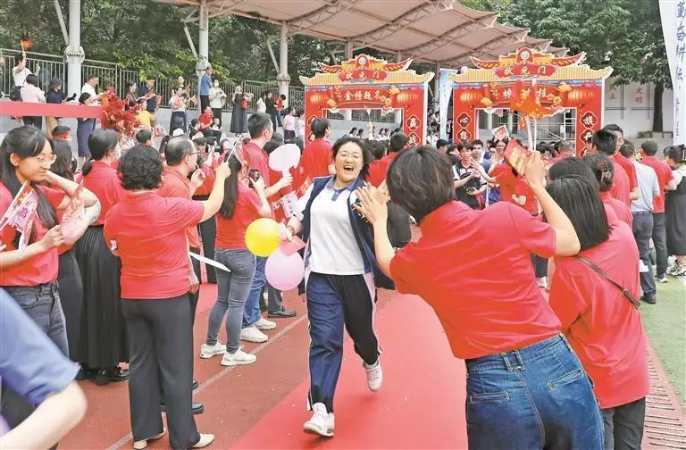 🔥精准二肖五码开奖结果查询最新🔥（心理教师送上“高考锦囊”助力考生从容迎考 “情绪波动很正常，其他人也一样”“天后”自曝可怕经历……网友怒了：这是在犯罪）  第2张