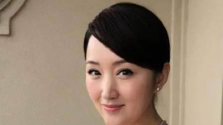 不老女神杨钰莹一袭白裙现身机场简直仙女下凡