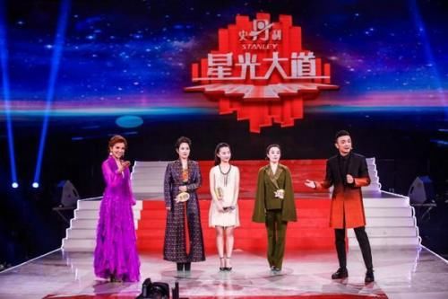 白露原名卢秋随受邀担任cctv3星光大道戏曲专场评委老师