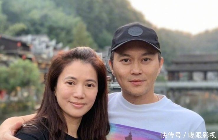 一双筷子|袁咏仪晒张智霖跟儿子,14岁魔童颜值似混血,一双筷子腿引