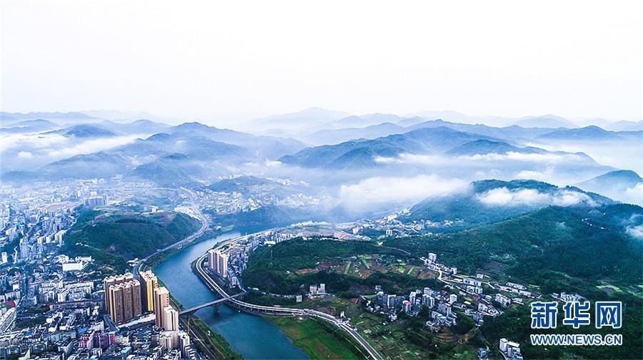 初夏堵河:云雾缭绕 水清岸绿