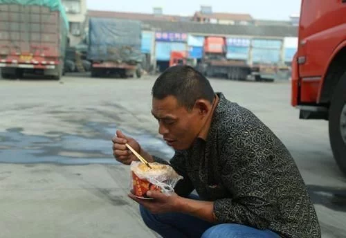为何货车司机在车上啃干粮，不去服务区吃饭？司机：跑过长途都懂