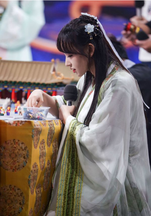 鞠婧祎的襦裙,程潇的襦裙,看到杨超越,网友:果然是"村"花!