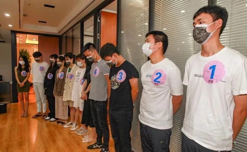 上百名“美女主播”被警方押解