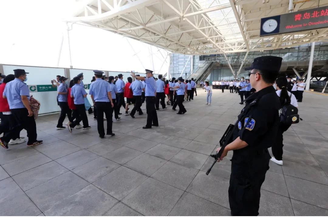 上百名“美女主播”被警方押解