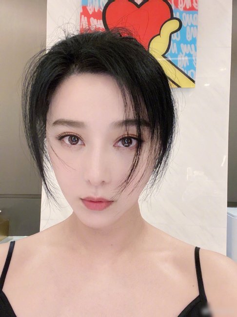 39岁范冰冰近照好美,穿吊带露出白嫩香肩,一头大波浪