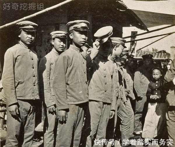 老照片|1908年晚清老照片:拖着辫子的清军,路边算卦的终南山道士