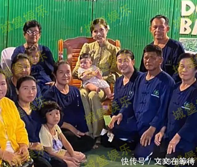 修身|诗妮娜学王后抱孩子,哪知上衣修身又太短,腰部肉肉都露出来了!