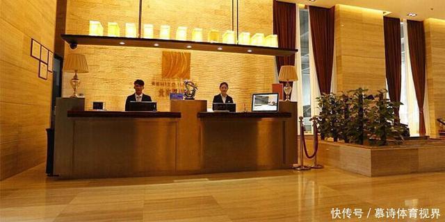 酒店前台工资不高,还经常熬夜,为啥还有女孩愿意做?原因很真实