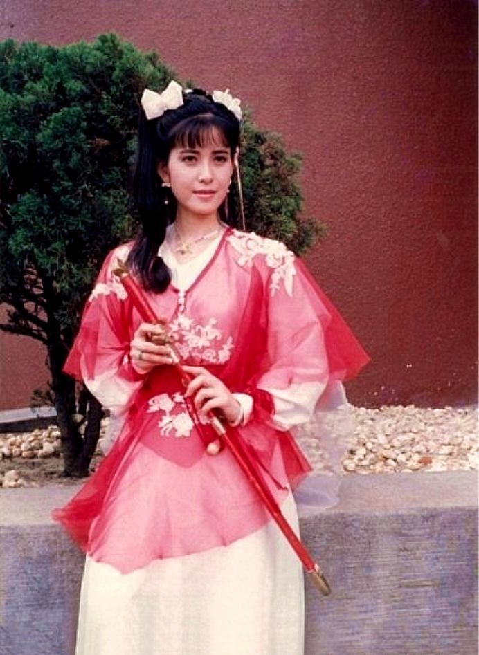 1985年,邱淑宜与郑少秋搭档拍摄《楚留香新传之影子传奇》,饰演沈无心