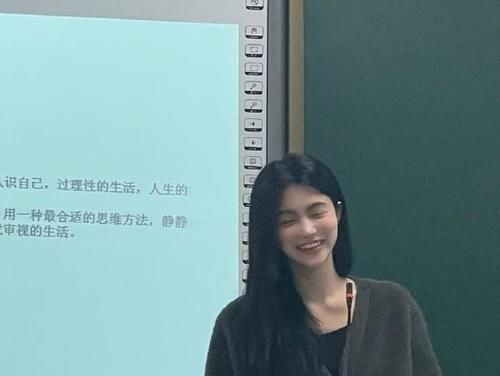 武汉大学"美女老师"火爆网络,网友:千年一遇的美人