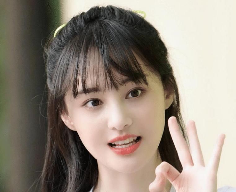郑爽疑似复出?上线发文祝女生节日快乐,网友劝她回去带娃