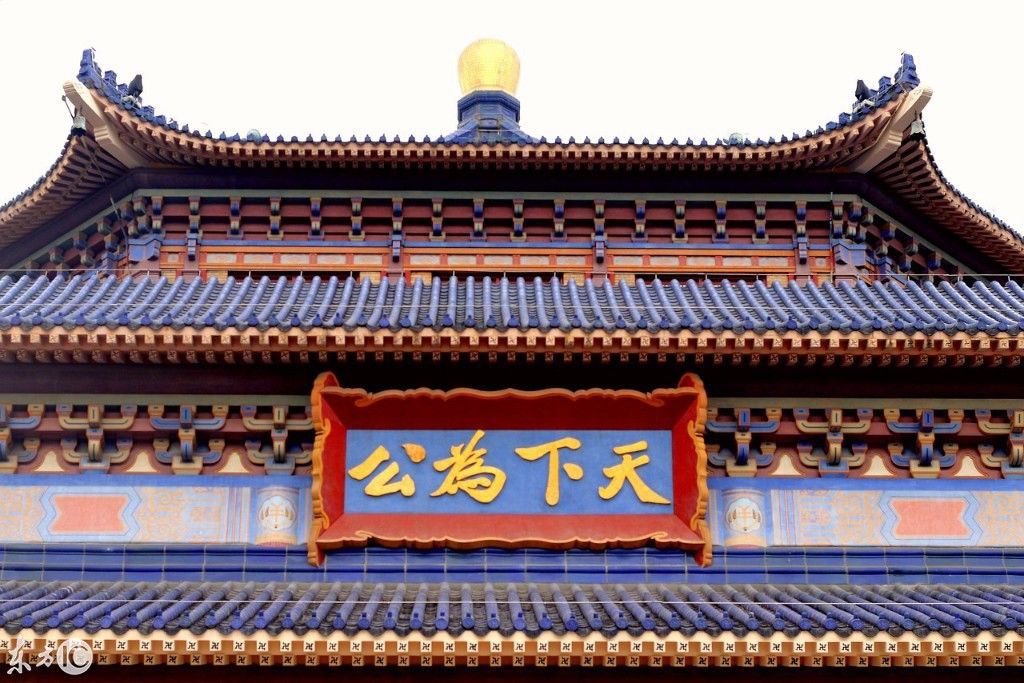 天下为公,1963年对纪念堂进行了大规模翻修,屋顶全部采用蓝色琉璃瓦