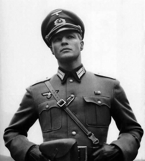 即便是跟现如今各国的军服来做比较,纳粹军服的帅气程度