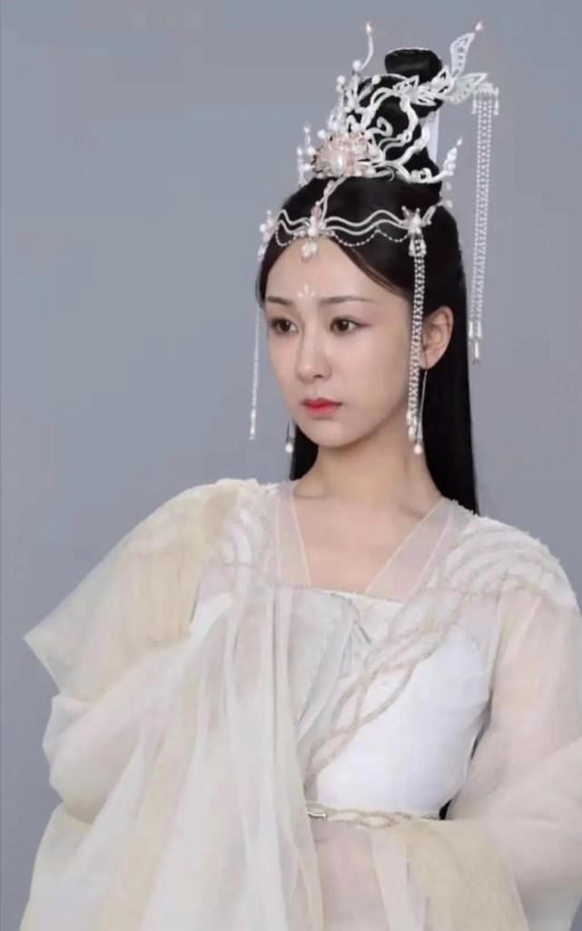 杨紫替代景甜出演《沉香如屑?定妆照曝出后,却遭粉丝联合抵制