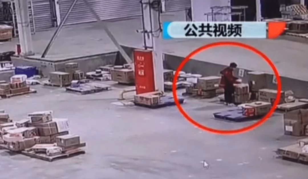 著名電商物流遭受“內鬼”!售后快遞幾次被盜,北京民警脫手擒賊(圖7) 著名電商物流遭受“內鬼”!售后快遞幾次被盜,北京民警脫手擒賊(圖7)