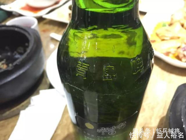 中国游客在朝鲜喝啤酒,看到啤酒瓶上的文字,觉得不可思议
