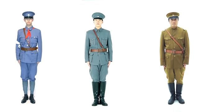 左一为直军士兵军服,左二为奉军士兵军服年代:1921年.