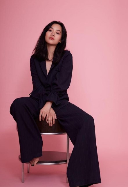 kitty的长相不算是第一眼美女,整体面部轮廓清晰,五官占全脸比例大