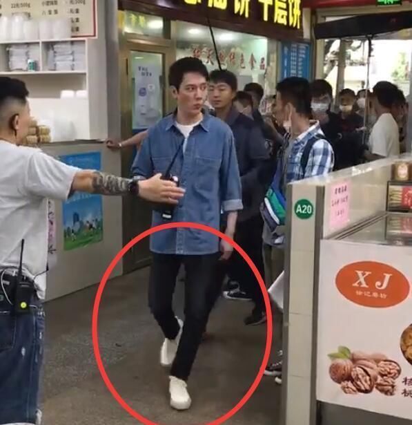 冯绍峰离婚后心情大好?身体暴瘦似患病,曾自曝手臂天生细条