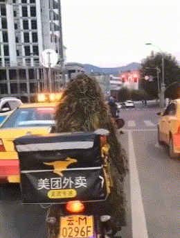 外卖小哥一看就是个吃鸡迷,连送餐都要穿着吉利服