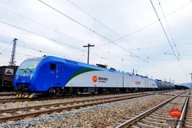 国家能源集团包神铁路首台"神12"电力机车上线试运行