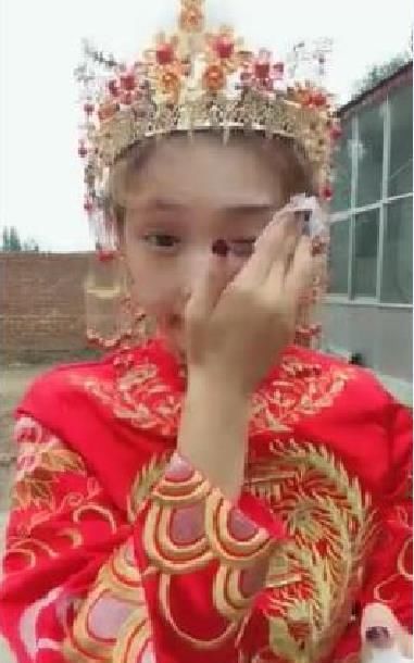 抖音"最美新娘"走红,婚后直播卸妆,接下来的一幕"亮"了!_【快资讯】