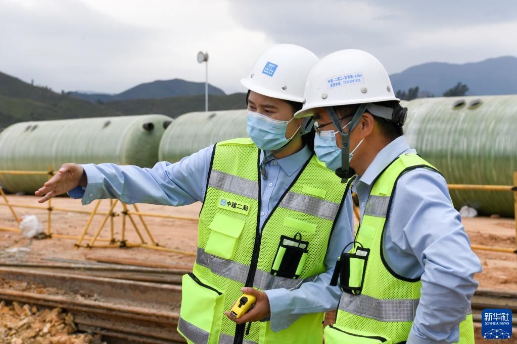 新华社记者 梁旭 摄3月27日,一期医院a1工区长李增源在屋顶上察看