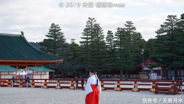 别只会穿和服 日本京都都能穿巫女服啦 超级酷 快资讯