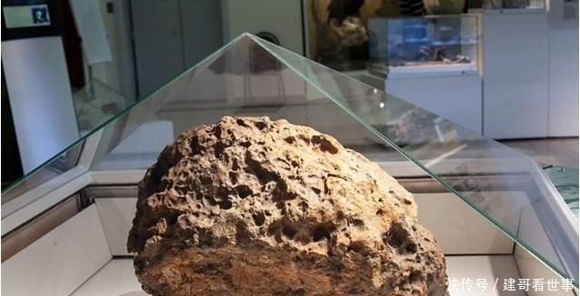 俄罗斯著名陨石玻璃罩突然自动升起引发警报 陨石要 返回 太空 快资讯