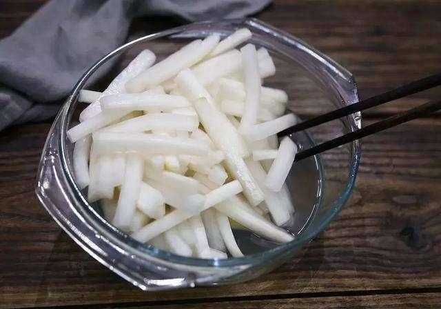 又到了腌萝卜干季节 学会这些腌制方法 明年一年不用买咸菜 快资讯