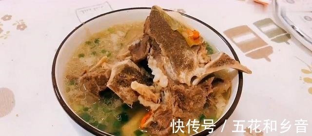 想不想和我一起做白萝卜牛脊骨汤 不仅味道鲜美 更是营养丰富 快资讯