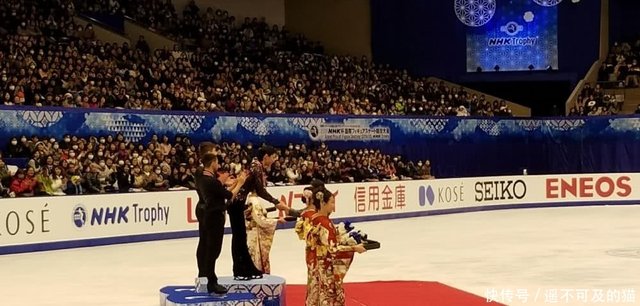 女神为他颁奖 戴上花冠的羽生萌翻了 赛前训练还在担心受伤 快资讯