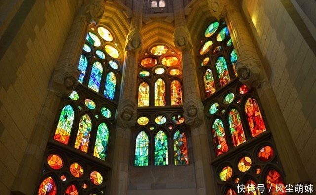 教堂里的彩色玻璃有什么特殊含义 快资讯