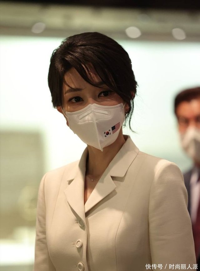 49岁韩国新第一夫人欢迎拜登 罕见盘起头发更美了 就是脖子前倾 快资讯