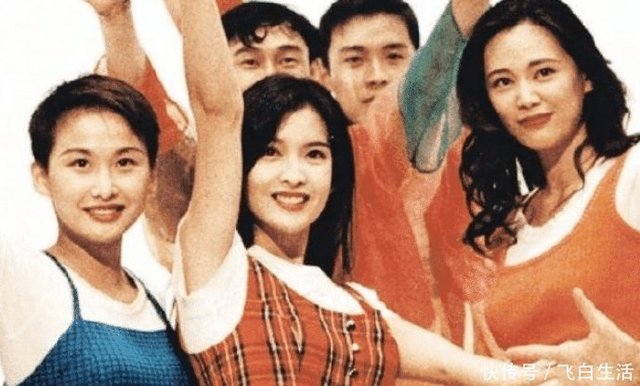 51岁女星为捞金豁出去了 穿成这样唱歌 场下的观众目不转睛 快资讯