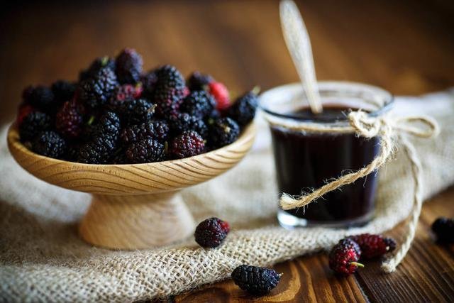黑莓也叫露莓 属于蔷薇科多年生藤本植物 定植时间一般在初春 快资讯 黑莓也叫露莓 属于蔷薇科多年生藤本植物 定植时间一般在初春 快资讯