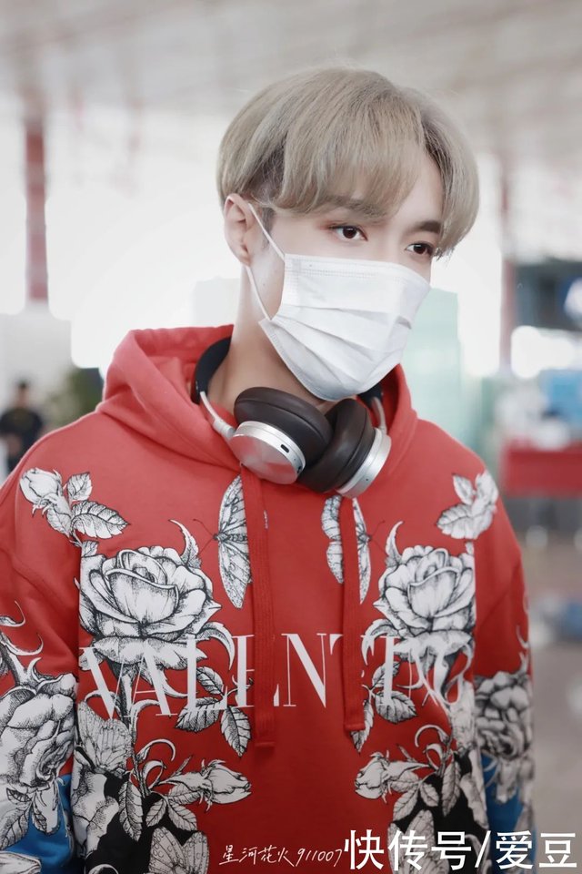 张艺兴 陈立农 杨紫 李子璇现身机场 王嘉尔 欧阳娜娜新代言官宣 景甜杂志封面公开 快资讯