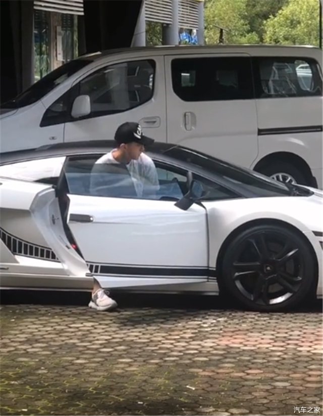 文莱街拍兰博基尼gallardo 落地470万 全车 珍珠白 3 9秒破百 快资讯 文莱街拍兰博基尼gallardo 落地470万 全车 珍珠白 3 9秒破百 快资讯