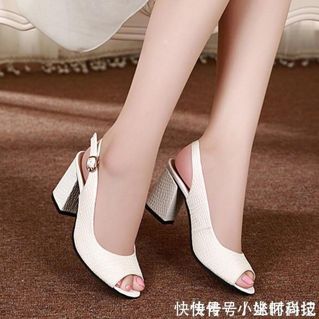 尖头鱼嘴鞋时髦有型 显得女性脚部线条非常柔美 快资讯
