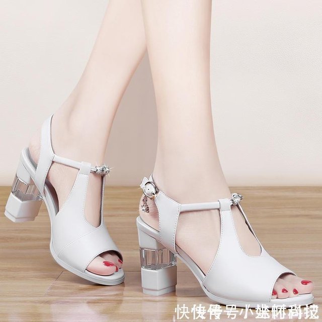 尖头鱼嘴鞋时髦有型 显得女性脚部线条非常柔美 快资讯