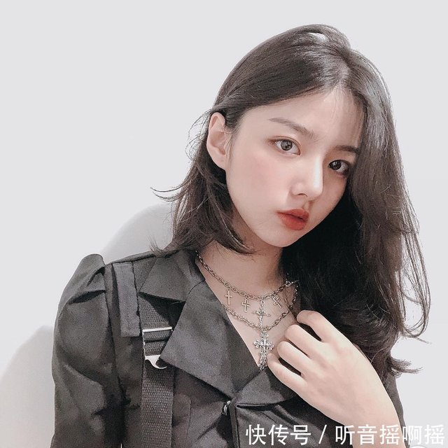 18岁越南大一小清新 精致五官 勾魂眼魅力四射 快资讯