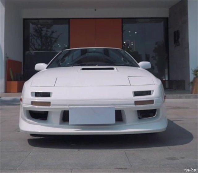 高桥凉介的座驾 马自达rx 7 Fc 配转子发动机 拥有185匹马力 快资讯