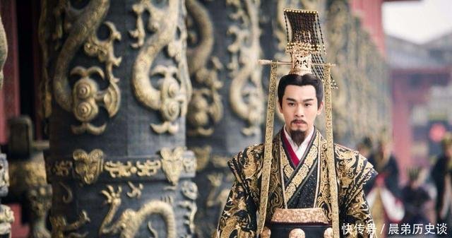 秦朝服饰简朴 但秦始皇对女性服装偏爱 允许后妃穿着华丽 快资讯