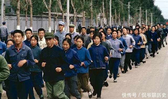 1973年的中国70年代人们原来这样生活 平凡朴实的生活让人怀念 快资讯