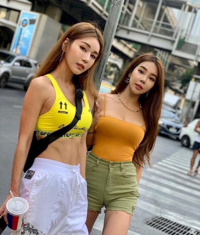 小麦色皮肤的女生 穿深颜色衣服 更好看 快资讯