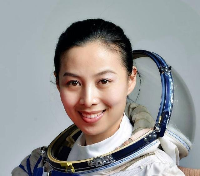 她是中国最美航天员，17岁考上空军，30岁成为宇航员，33岁上天！ - 快资讯