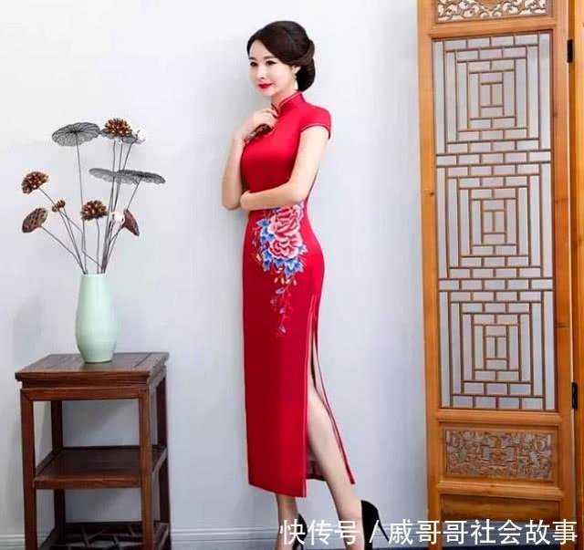 旗袍穿搭美图 姐姐中国红旗袍 演绎东方女性的端庄大气 快资讯