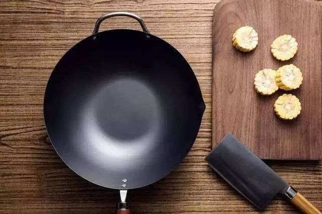 生铁锅、熟铁锅，哪个更健康？日常保养铁锅怎么做？ - 快资讯